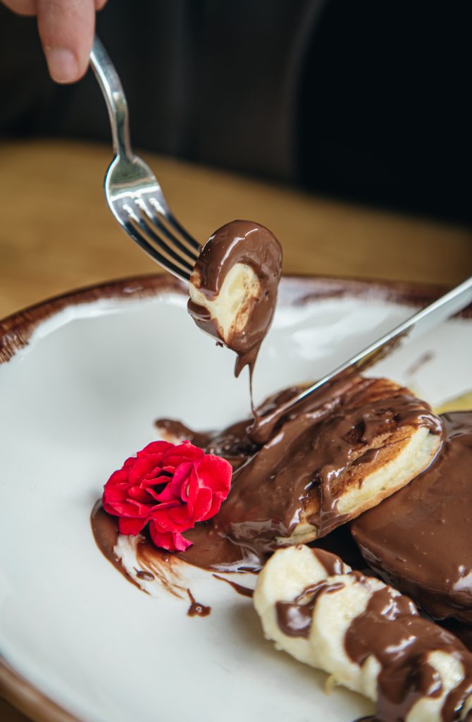 Celebre o Dia da Gula com receita de Panqueca de Banana com Chocolate e se joga no que é gostoso