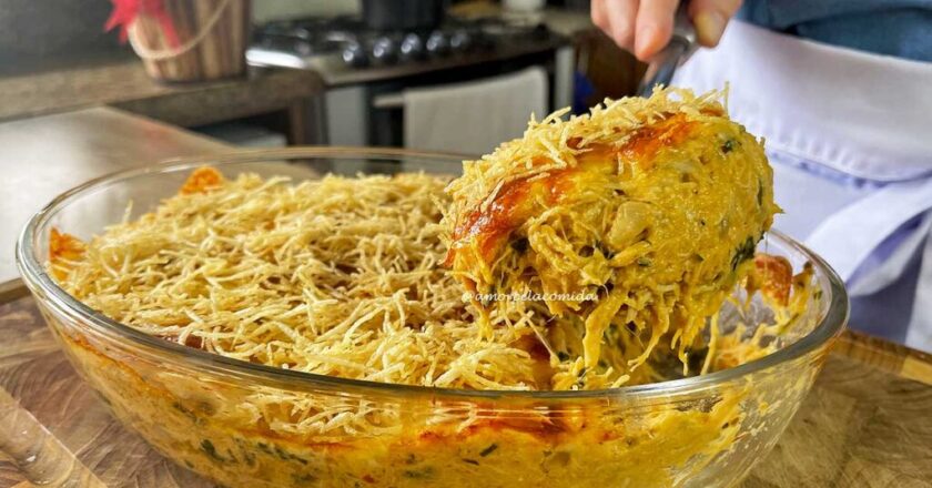 Delicioso prato de frango desfiado com molho cremoso