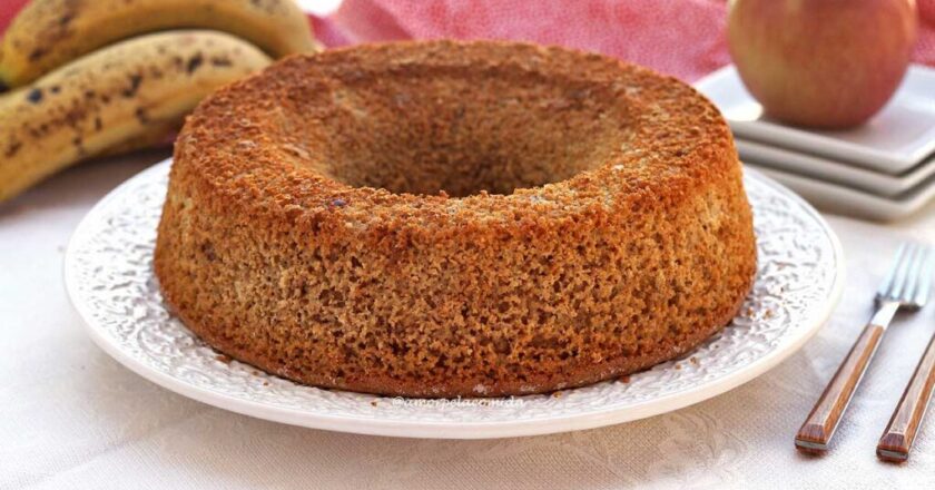 Delicioso bolo saudável de banana e maçã sem adição de açúcar, com aveia.