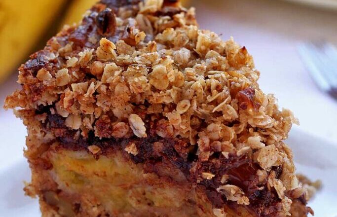 Deliciosa sobremesa sem glúten: torta de banana com aveia e chocolate