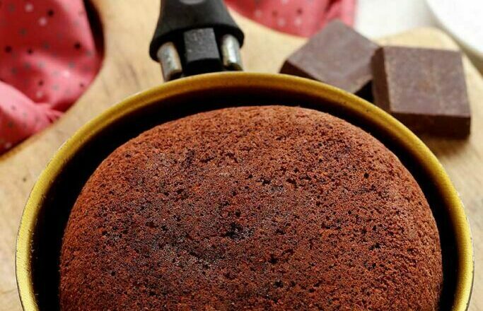 Delicioso bolo de chocolate sem ingredientes de origem animal feito na frigideira
