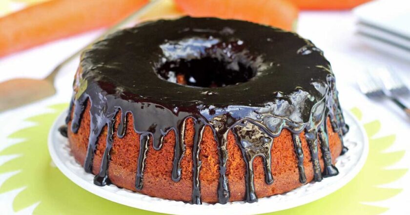 Deliciosa receita de bolo de cenoura saudável, sem açúcar e sem glúten.