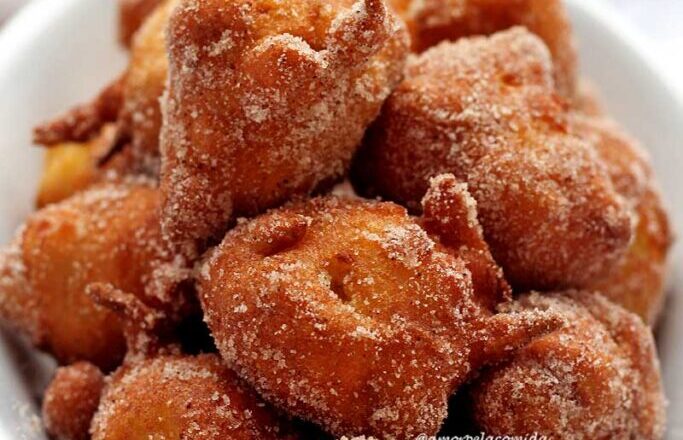 Delicioso bolinho de chuva sem leite com banana crocante